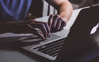 半岛官方体育登录入口-爵士队主教练赛后吐槽裁判判罚，认为有争议判罚