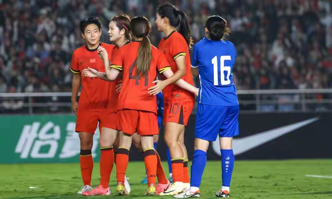半岛体育app下载官网-荷兰女足队员场上奋力拼搏，赢得掌声