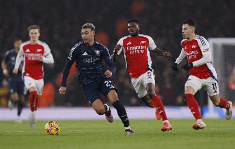 半岛体育在线登录-阿森纳客场逼平热刺，英超积分拉平的简单介绍